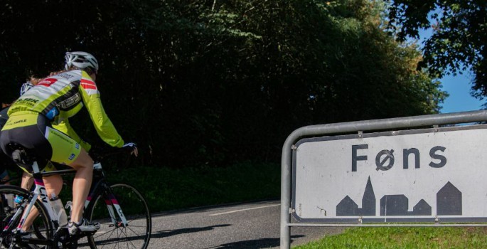 Billede af cyklister og byskilt i Føns